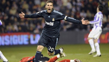 开云下载-F1年度争冠之夜，伦纳德贡献制胜表现，当赛道轰鸣遇见球场绝杀