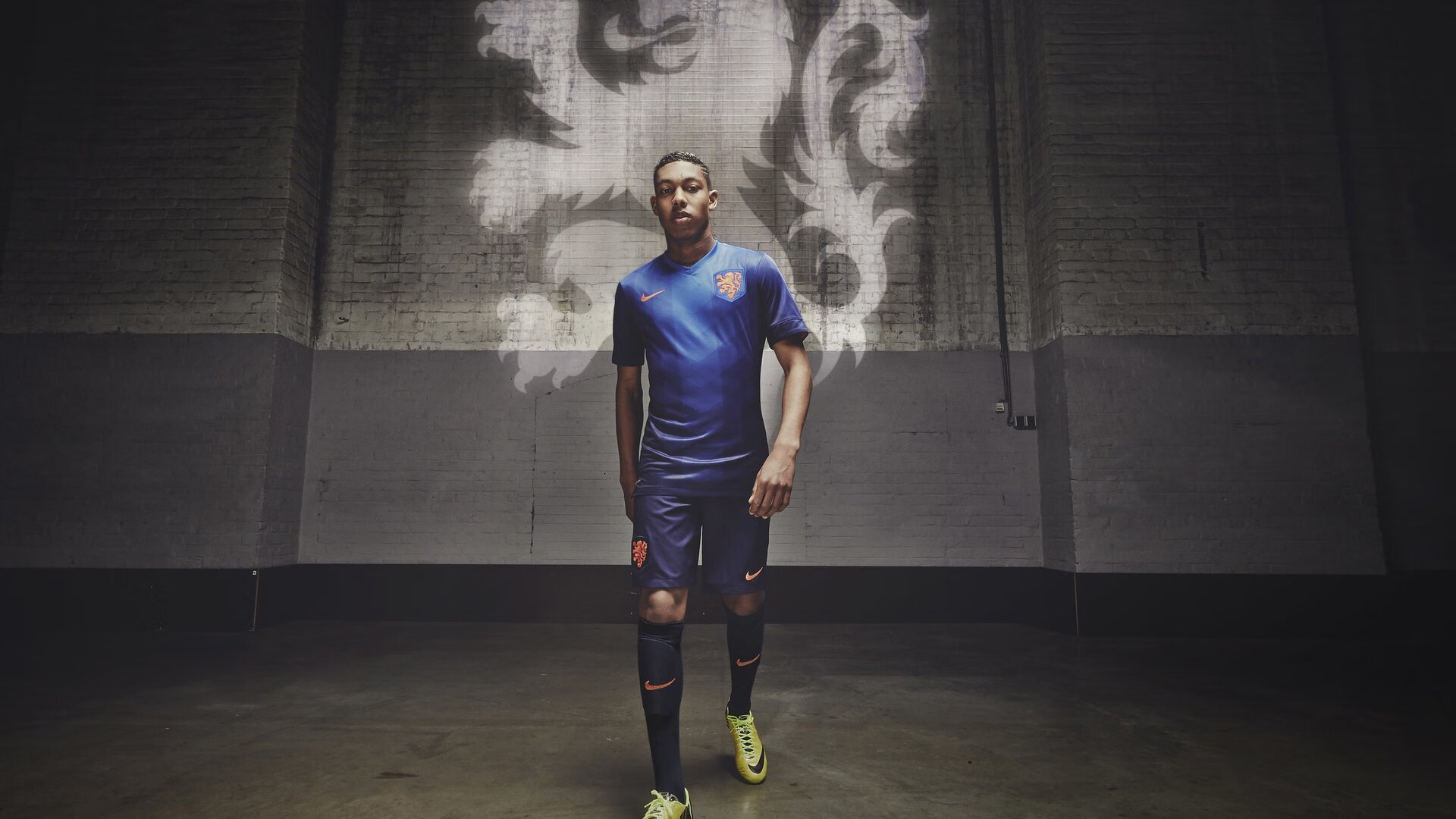 F1年度争冠之夜,德布劳内防守端锁死对手